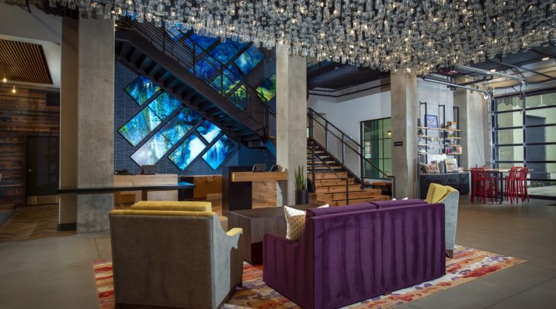 lobby-overview-including-art-bar-on-right