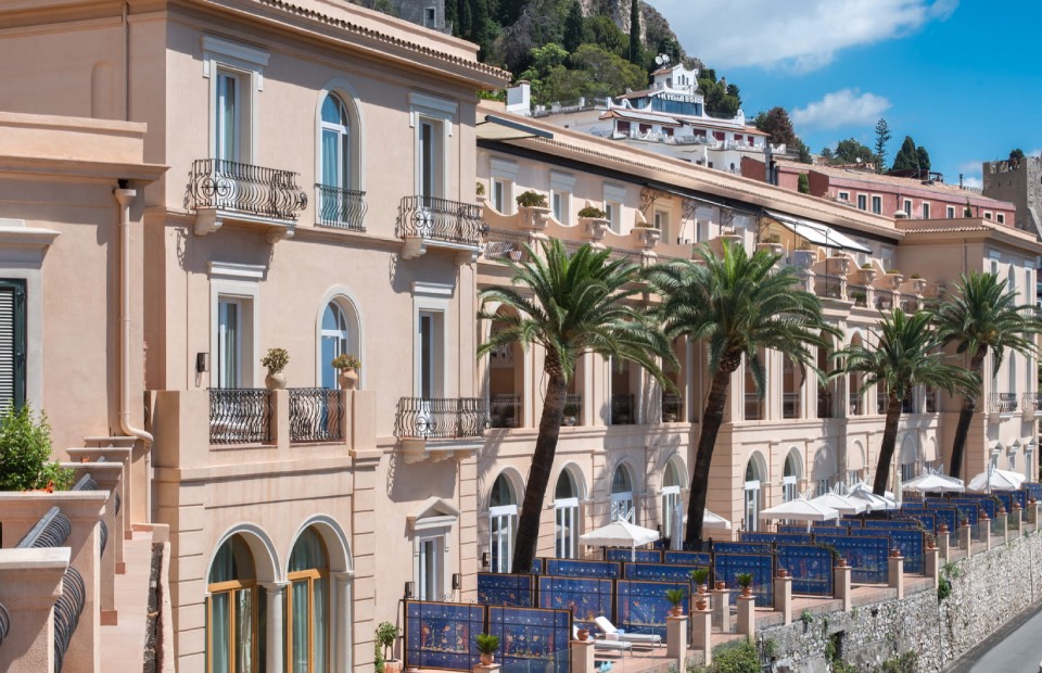 Cascade takes controlling interest in Four Seasons